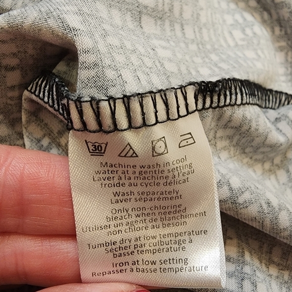 Nwt H by Halston Black and White Weave Print Layered V-Neck Blouse Size Small - Picture 8 of 9